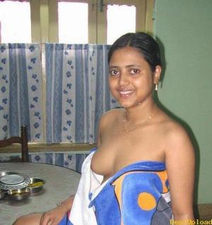 Abitha Aunty_56.jpg Cute Abitha Aunty Saree Candid Panties and Nudes